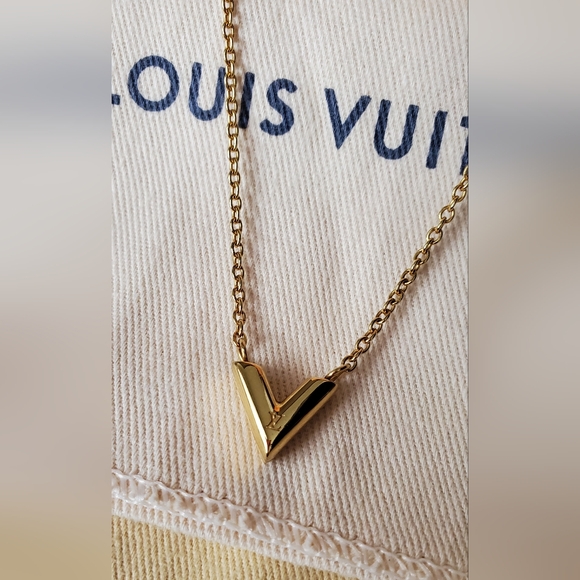 LOUIS VUITTON ESSENTIAL V NECKLACE - Picture 4 of 16